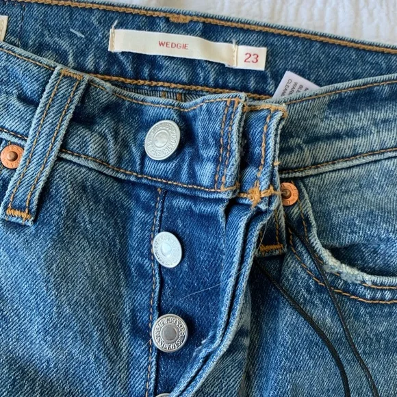Brand New Levi’s Wedgie Jeans - Picture 3 of 4